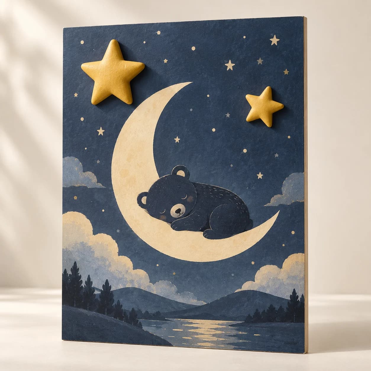 Ourson et lune imprimés dans un ciel bleu nuit, agrémentés de deux étoiles jaunes en relief