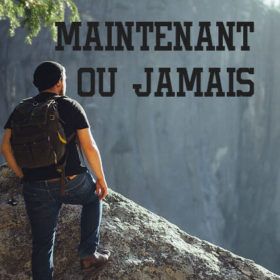 Un homme en haut d'une montagne avec la mention "maintenant ou jamais"