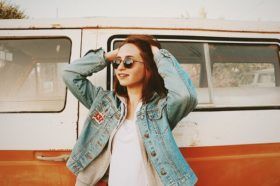 Jeune femme devant un van vintage